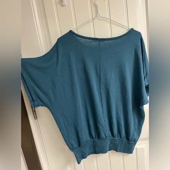 2 Dolman style short sleeve shirts - Picture 2 of 6